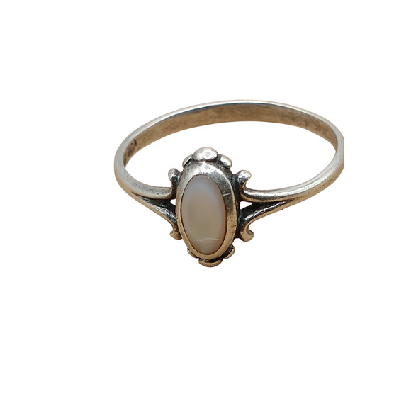 .925 Mother-of-Pearl or Moonstone Size 7 Ring Delicate Feminine Sweet - Picture 3 of 9